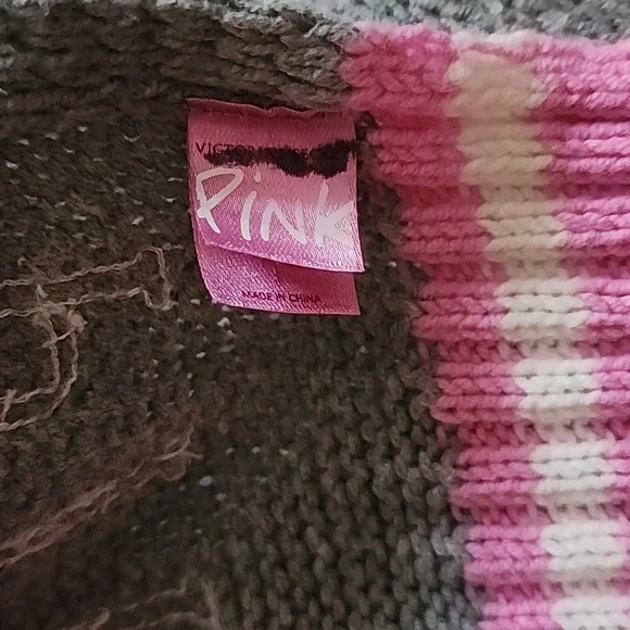 Y2K Pink Victoria's Secret Gray and Pink Scarf. Size: OS - Picture 6 of 8